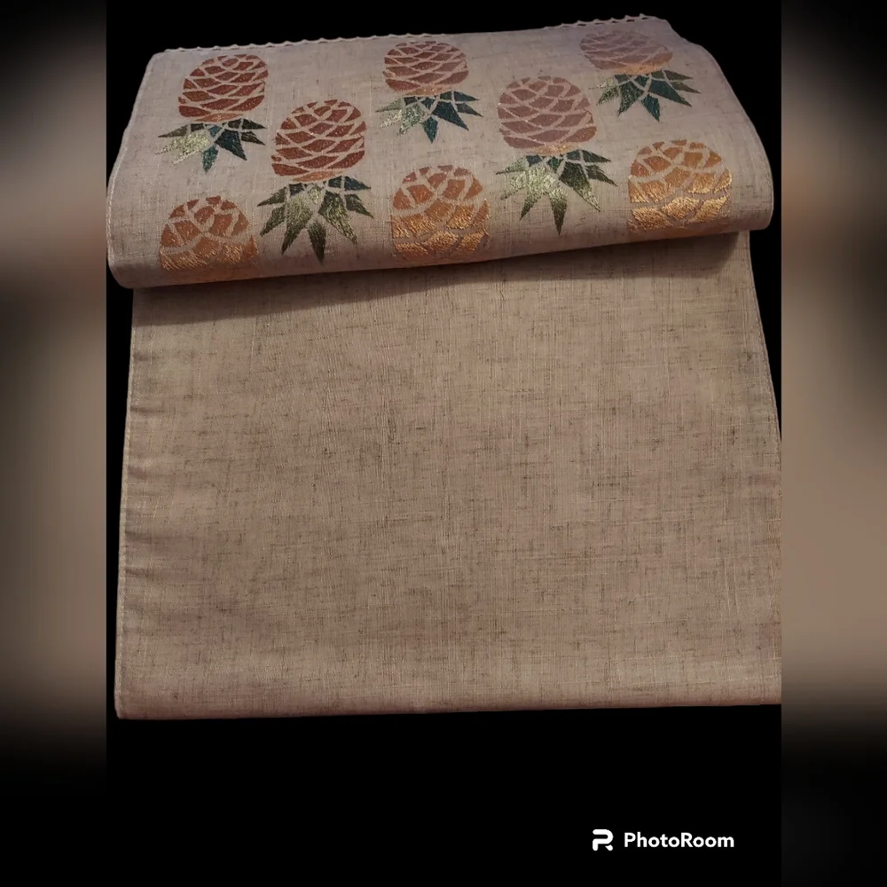 Embroidered Pineapple Tablerunner NWT